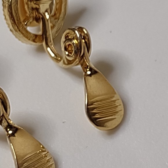 Cute Gold Tone Oval Shaped Monet Clip On Earrings - Picture 8 of 11